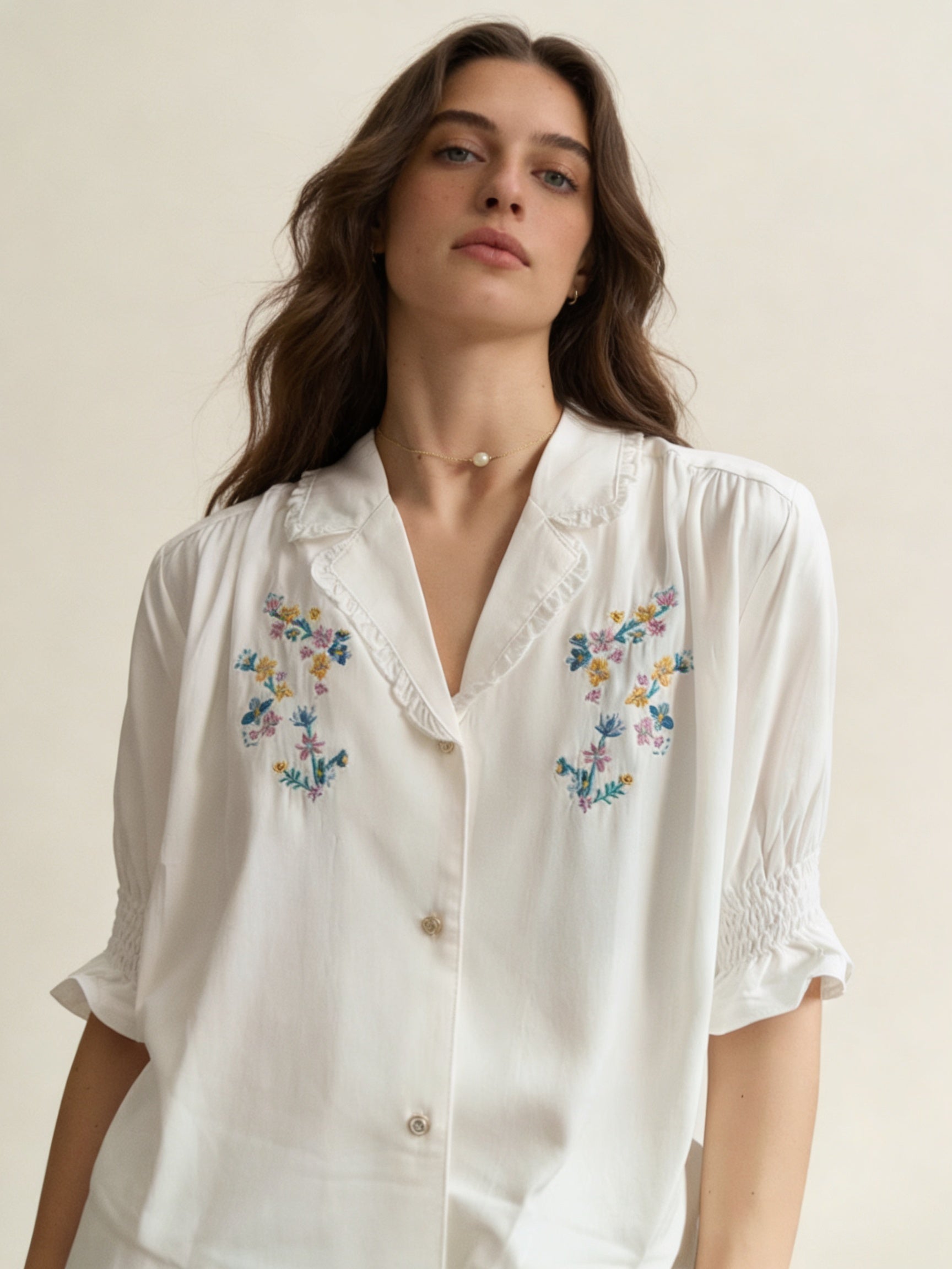 Femme Blouse Courte à Col V avec Broderies Florales 1