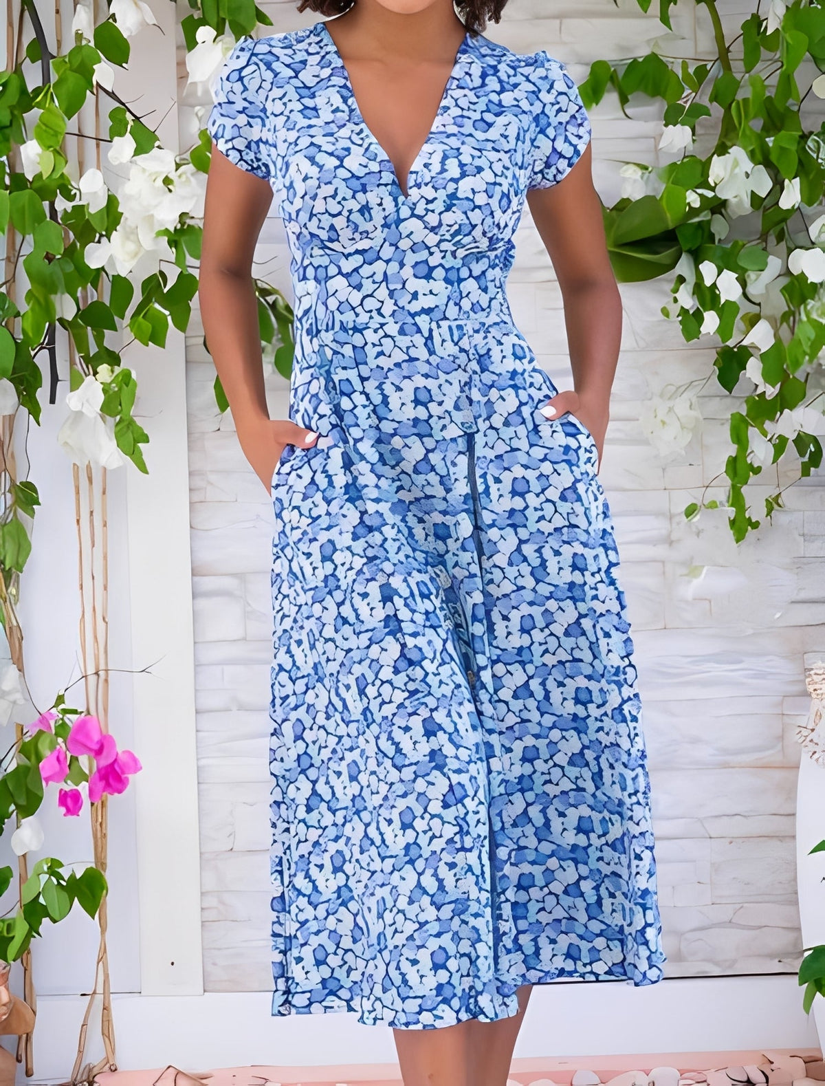Women's Casual Midi Dress with V-Neck and Short Sleeves with Print - 3