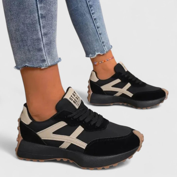 Women's Retro Platform Sneakers with Lace-Up Closure and Contrast Paneling