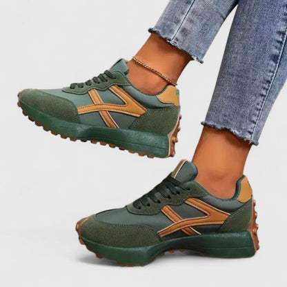 Women's Retro Platform Sneakers with Lace-Up Closure and Contrast Paneling